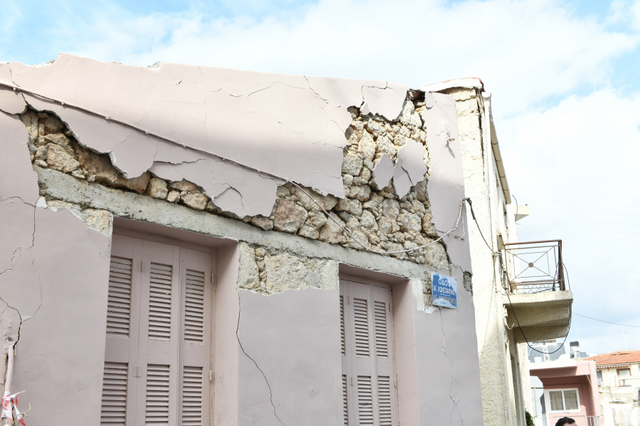 Ανήσυχος ο Παπαζάχος για τους σεισμούς στη Θήβα - Μια ανάσα από την πόλη το ρήγμα (βίντεο)