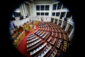 Πρόταση δυσπιστίας: Υψηλοί τόνοι και διαξιφισμοί στη μάχη των πολιτικών αρχηγών στη Βουλή