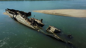 «Στέρεψε» ο Δούναβης: Εμφανίστηκαν γερμανικά πολεμικά πλοία του 1944 από την ξηρασία (Βίντεο &amp; Εικόνες)