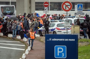 Γαλλία: Συγκρούσεις μεταξύ της αστυνομίας και κουκουλοφόρων στο Παρίσι