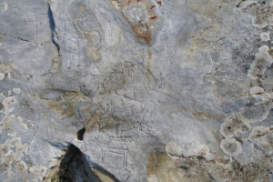 Παγγαίο: Άγνωστοι κατέστρεψαν βραχογραφίες 3.000 ετών με συρματόβουρτσα (pic)