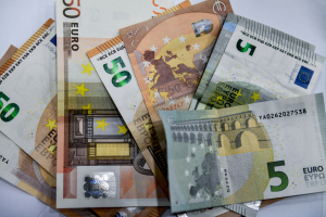 Αλαλούμ με το έκτακτο επίδομα καλοκαιριού 200 ευρώ, τι θα γίνει με την επιταγή ακρίβειας