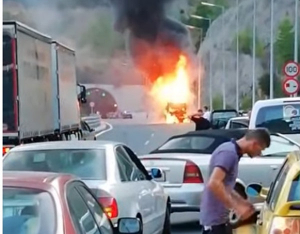 Τουριστικό λεωφορείο τυλίχθηκε στις φλόγες στην Εγνατία Οδό - Απίστευτες εικόνες (video)