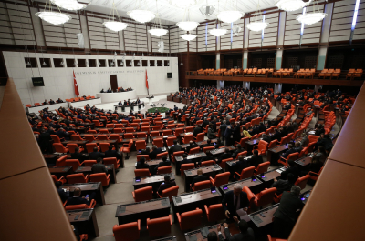 Απίστευτο: Τούρκος βουλευτής έσπασε με σφυρί το κινητό του μέσα στη Βουλή (βίντεο)