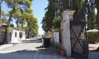 Μεσαίωνας στο Αίγιο: Έβαλαν το φέρετρο σε κυλικείο γιατί ιερέας αρνήθηκε να γίνει η πολιτική κηδεία στον προαύλιο χώρο