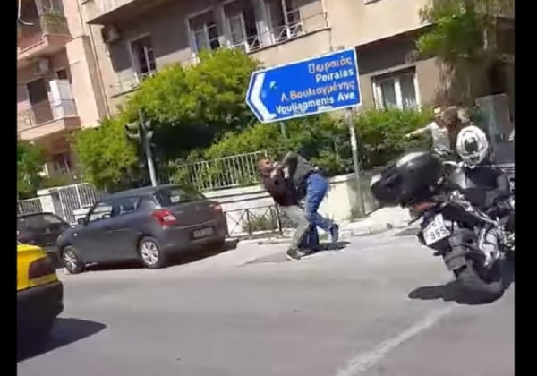 Ξυλοδαρμός μοτοσικλετιστή από ασφάλεια επιχειρηματία στη Μιχαλακοπούλου (vid)