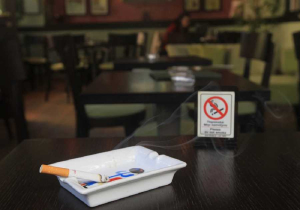 Αντικαπνιστικός νόμος: Στο 75% των καταστημάτων το τσιγάρο έχει… κοπεί