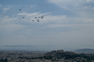 Συμβολική πτήση ΝΑΤΟϊκού σχηματισμού πάνω από την Ακρόπολη με συμμετοχή δύο ελληνικών F-16