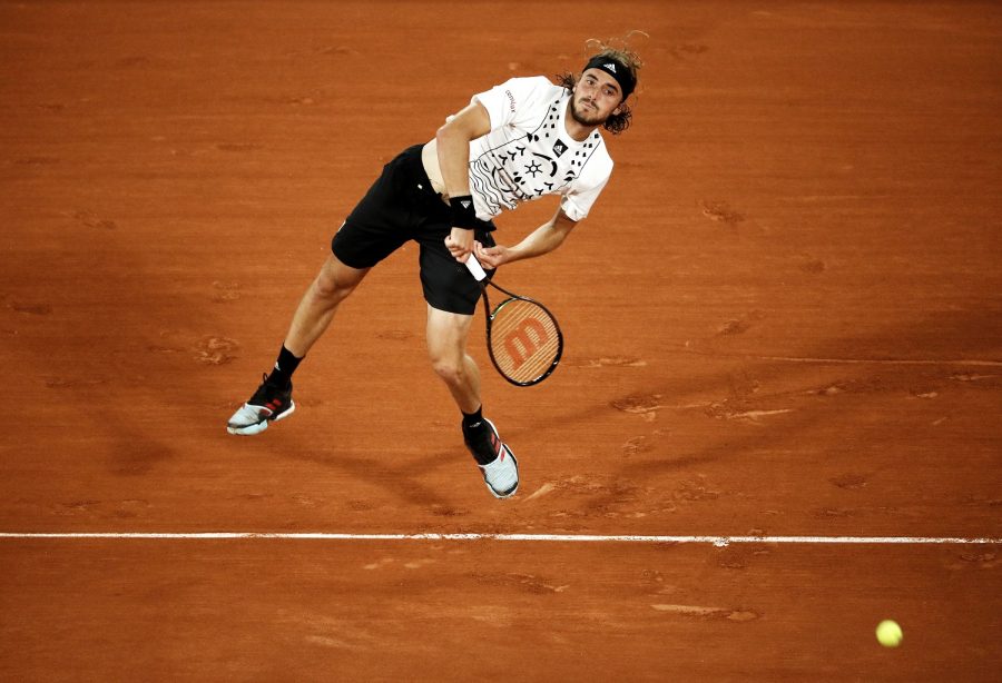 Roland Garros: «Έπαιξε με τη φωτιά αλλά δεν κάηκε» ο Στέφανος Τσιτσιπάς, πρόκριση στο δεύτερο γύρο με μεγάλη ανατροπή