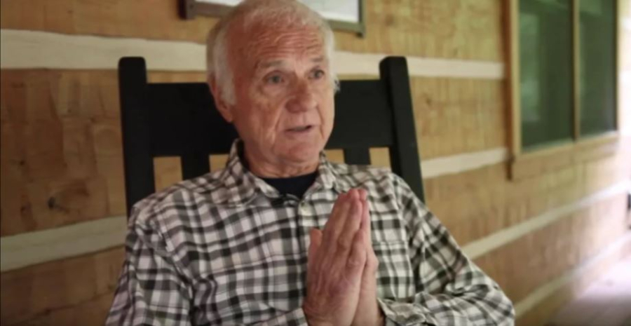 Πέταξε τα ράσα στα 83 του και ξεκίνησε το πορνό: «Το σώμα μου είναι ναός» (βίντεο)