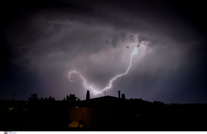 Κακοκαιρία Ariel: Ισχυρές καταιγίδες τις επόμενες ώρες, δύσκολη νύχτα και για την Αττική - Live η πορεία της