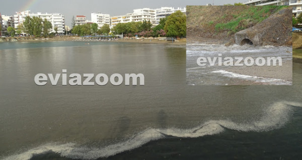 Απίστευτες εικόνες στην Εύβοια: Παραλία γέμισε λύματα και λάσπη ενώ λουόμενοι κολυμπούσαν (vid)