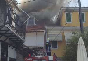 Δέκα κτήρια έγιναν «στάχτη» από την καταστροφική πυρκαγιά στη Λευκάδα