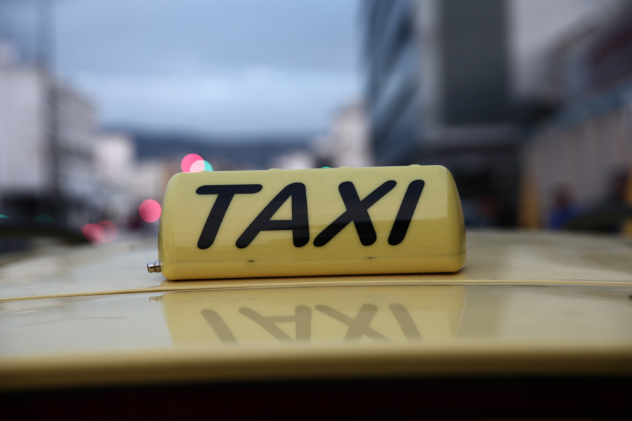 Ακριβή η ταρίφα για ταξιτζή στην Πάτρα - Τον έκλεψαν «πελάτες»
