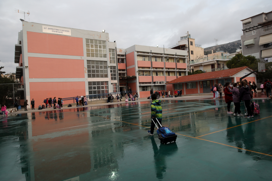 Αίγιο: Κυκλοφορεί σε δημοτικό σχολείο ενώ είναι καταδικασμένος για σεξουαλικό αδίκημα