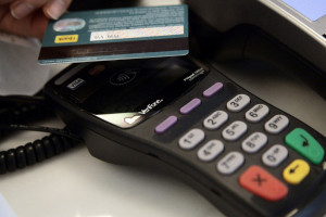 Ανέπαφες συναλλαγές: Η χρεωστική κάρτα θα αντικαταστήσει το ηλεκτρονικό εισιτήριο