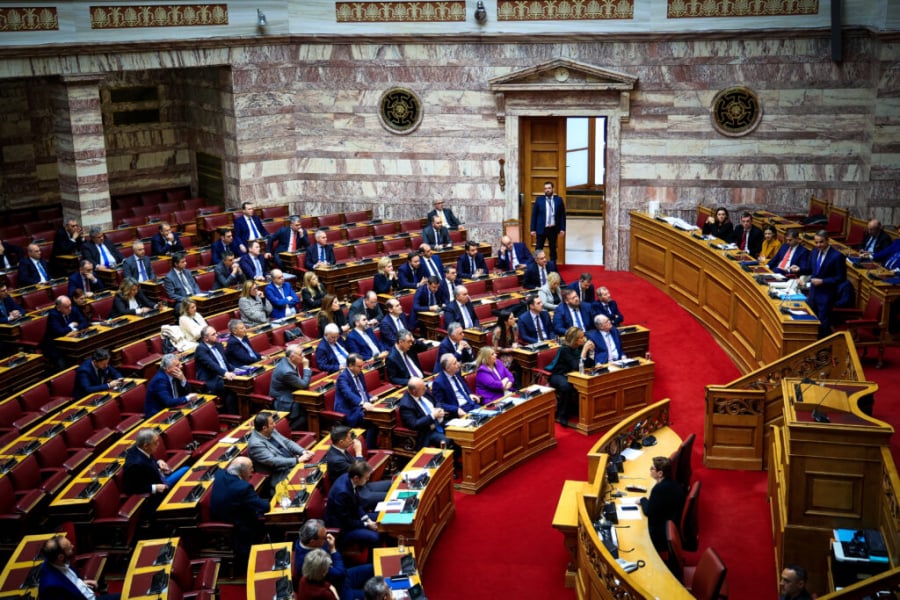 Βουλή: Ψηφίζεται το νομοσχέδιο για τα ομόφυλα ζευγάρια