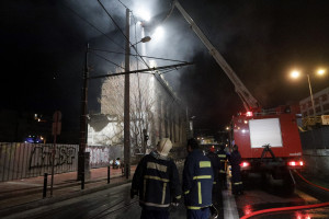 Τραγωδία στον Πειραιά: Νεκρό τρίχρονο παιδί από πυρκαγιά σε κτίριο