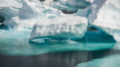 Κλιματική αλλαγή: Βροχή για πρώτη φορά στην κορυφή στρώματος πάγου, στη Γροιλανδία