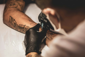 Ξόδεψε 280.000 ευρώ σε τατουάζ και έγινε αγνώριστος