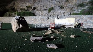 Σύρος: Κατολίσθηση βράχων μέσα σε ποδοσφαιρικό γήπεδο που γινόταν προπόνηση - Απίστευτες εικόνες (vid)
