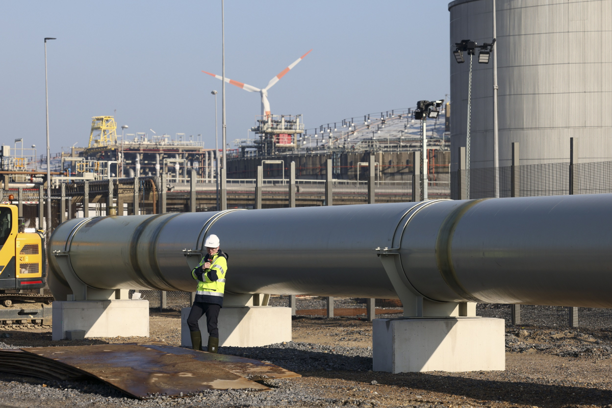 Politico: Η Κομισιόν προτείνει για πρώτη φορά κυρώσεις κατά του ρωσικού LNG
