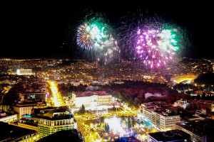 Η Αθήνα υποδέχτηκε το νέο χρόνο - Μπακογιάννης: Να μη βρει κανέναν το 2020 μόνο του (pic)