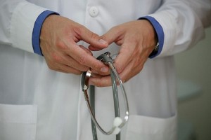 Γιατρός φέρεται να προχώρησε σε πάνω από 4.000 παράνομες συνταγογραφήσεις