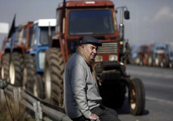Μπλόκο αγροτών: Κλειστή η εθνική οδός Αθηνών - Θεσσαλονίκης
