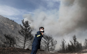 Φωτιά στο Ροδάκινο Ρεθύμνου: Επιχειρούν ισχυρές δυνάμεις της Πυροσβεστικής
