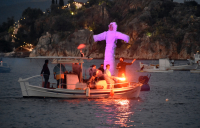 Εντυπωσιακές εικόνες από το «κάψιμο του Ιούδα» στο Τολό Αργολίδας