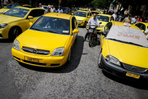 ΕΦΚΑ: Μη καταβολή εισφορών Δώρου Χριστουγέννων για τους οδηγούς ταξί