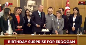 Τούρτα προσέφεραν δημοσιογράφοι στον πρόεδρο Ερντογάν για τα 64α γενέθλιά του (βίντεο)