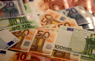 «Εσπασε» προς τα κάτω το φράγμα του «ένα προς ένα» η ισοτιμία ευρώ-δολαρίου, ισχυρές πιέσεις στα ομόλογα