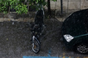 Σταμάτησε η κυκλοφορία στην Πειραιώς από την βροχή