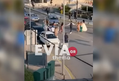 Χαλκίδα: Νύφη έκλεισε τον δρόμο για να... χορέψει και οι οδηγοί έγιναν έξαλλοι (βίντεο)