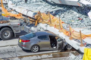 Η στιγμή της κατάρρευσης της πεζογέφυρας με τουλάχιστον 4 νεκρούς στο Μαϊάμι