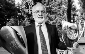 Αγκαλιά με δύο κύπελλα ο Ιβάν Σαββίδης σε μια ιστορική φωτογραφία για τον ΠΑΟΚ