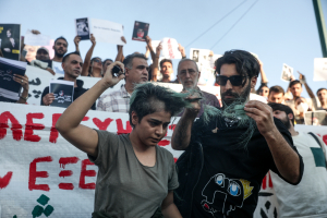 Διαδήλωση για τη Μαχσά Αμινί στο Σύνταγμα: Γυναίκες φωνάζουν «Ελευθερία» και κόβουν τα μαλλιά τους (εικόνες)