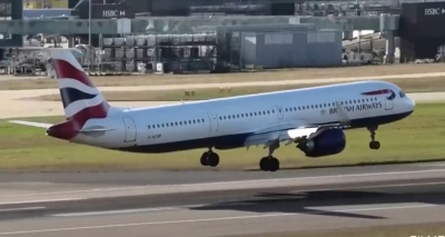 Βρετανία: Η στιγμή που αεροπλάνο «παλεύει» να προσγειωθεί εν μέσω θύελλας (βίντεο)