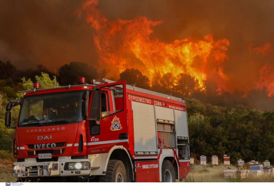 Έφτασε στον Εθνικό Δρυμό η φωτιά στην Πάρνηθα -Συνεχείς ρίψεις από εναέρια μέσα