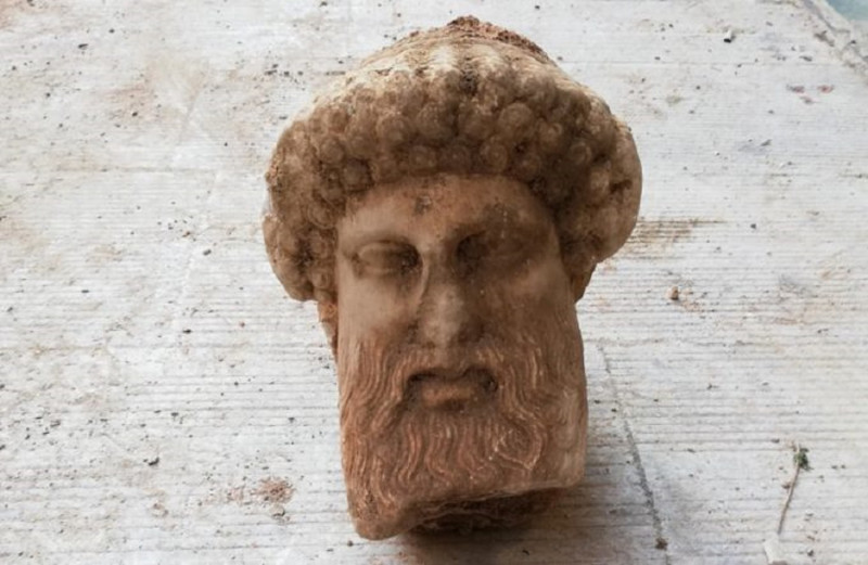 Τον θεό Ερμή απεικονίζει η αρχαία κεφαλή που βρέθηκε στην Αιόλου (pics)