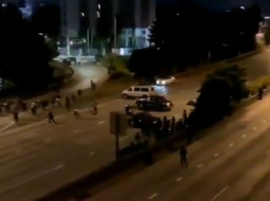 Σιάτλ: Η στιγμή που αυτοκίνητο χτυπά με ταχύτητα διαδηλώτριες (vid - σκληρές εικόνες)