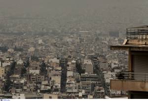 Καιρός: Η αφρικανική σκόνη καλά κρατεί, μικρή πτώση της θερμοκρασίας