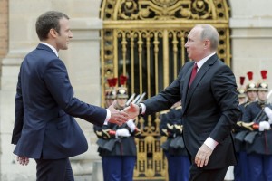 Έφτασε στις Βερσαλλίες ο Πούτιν για συνομιλίες με τον Μακρόν