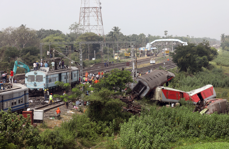 Ινδία: Τουλάχιστον 4 νεκροί και 100 τραυματίες από τον εκτροχιασμό επιβατικής αμαξοστοιχίας