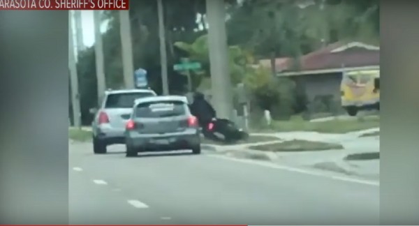 Ασυνείδητος οδηγός χτύπησε μοτοσικλετιστή με το αυτοκίνητο και τον εγκατέλειψε (video)