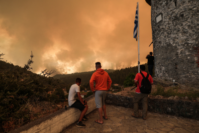 Φωτιά στην Εύβοια: Η Περιφέρεια δυσκολεύεται να βρει χώρους για να στεγαστούν οι πυρόπληκτοι