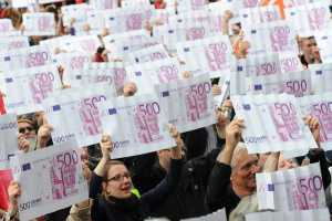 Παράνομα οι τράπεζες εισπράττουν 3-5 ευρώ για να «χαλάσουν» 500άρικα
