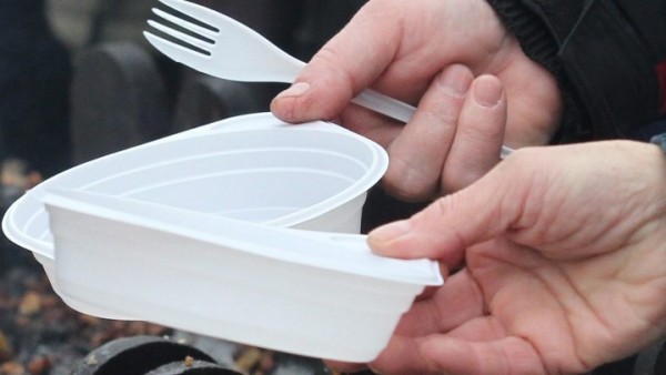 Η ΕΕ θέλει να απαγορεύσει τα πλαστικά πιάτα μιας χρήσης